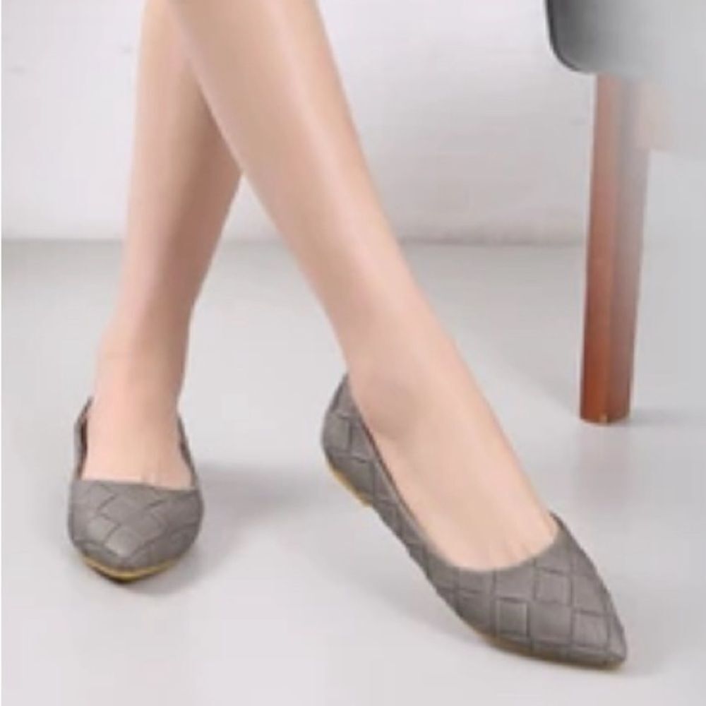 Ann Taylor Quilted Gray Suede‎ Pointed Toe Flats with Pearl Heels Size 7.5 B35
